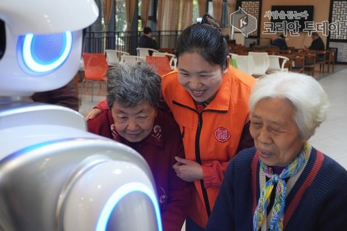 충칭 양로원에 AI 동반 로봇 ‘페이페이’ 등장…노인들 마음 사로잡다