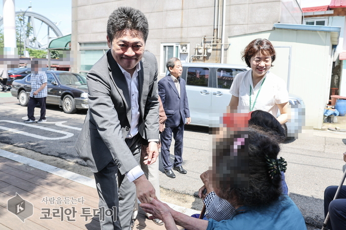 김정헌 중구청장, 폭염 속 쪽방촌 찾아 ‘맞춤형 복지’ 실현…주민 감동