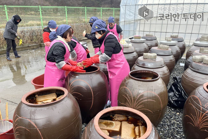 백령도의 손맛 담은 ‘장 가르기’… 옹진군 전통장류 계승에 앞장