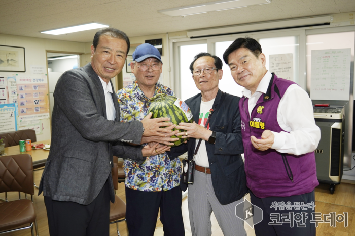 경로당에 시원한 수박 후원 이어져