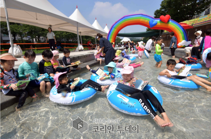 성내천 물놀이장서 ‘피서지 문고’ 운영… 도심 속 북크닉 즐긴다, 송파구