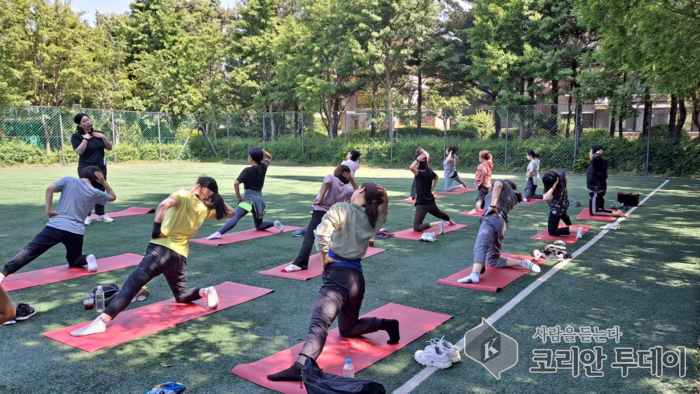 폐경기 동안 신체적, 정신적 건강을 지원하는 종합 프로그램