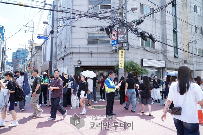 성동구, 성수동 연무장길 ‘보행 안전거리’ 주말 전면 확대 운영