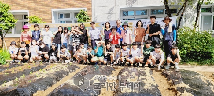 계산2동 주민자치회, 안산초 꽃길조성·텃밭가꾸기 사업 마무리