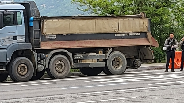 덤프트럭서 빠진 바퀴 보행자 3명 덮쳐… 여고생 46일째 의식불명 덤프트럭서 빠진 바퀴 보행자 3명 덮쳐… 여고생 46일째 의식불명