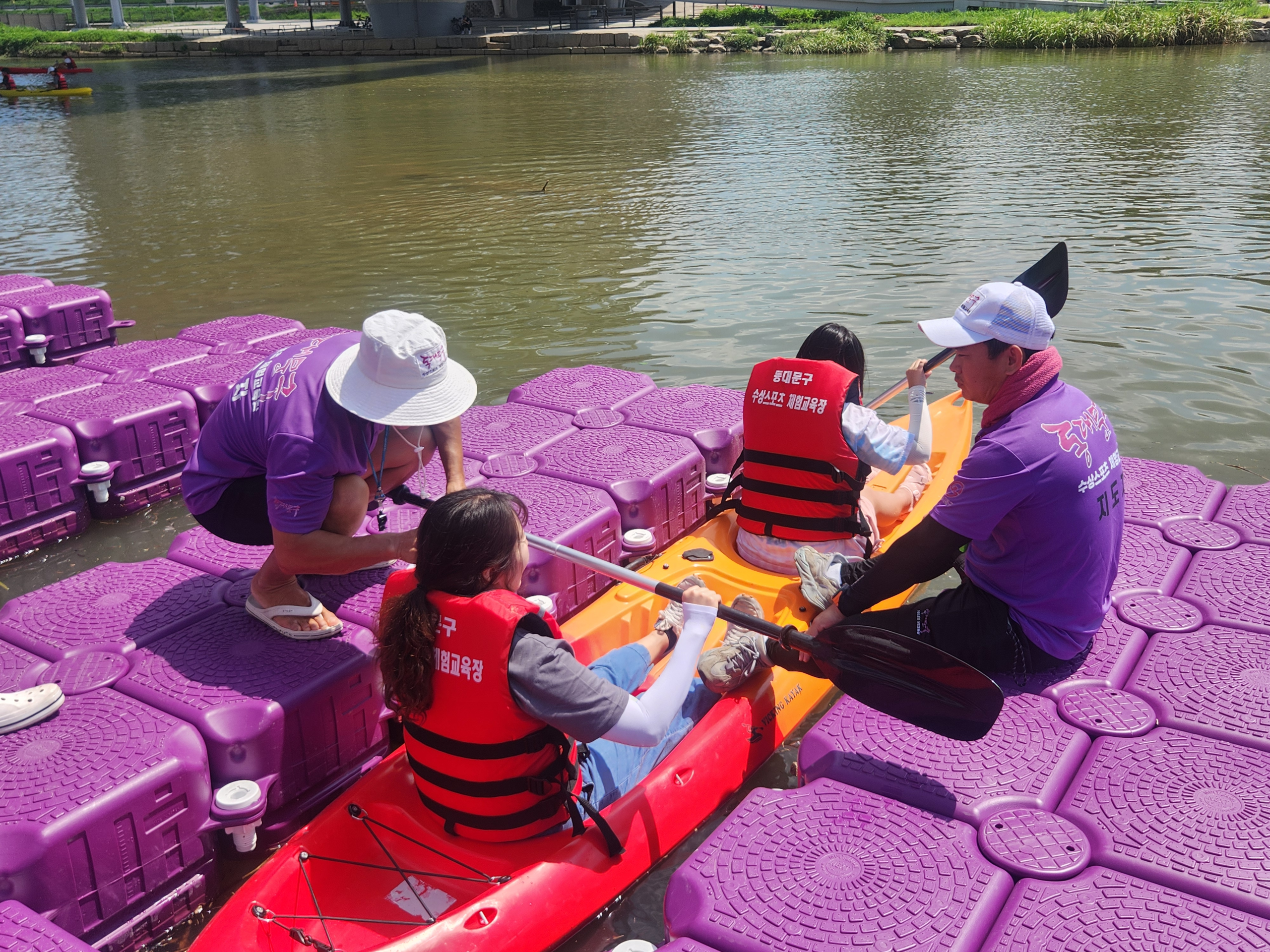 장애 청소년과 함께한 포용형 수상스포츠 체험…여름 물살 가르다 장애 청소년과 함께한 포용형 수상스포츠 체험…여름 물살 가르다