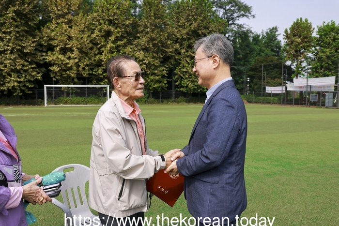 구로구, 계남근린공원 축구장 지켜온 89세 어르신에 감사장