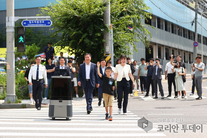 국내 최초 실외이동로봇과 신호체계 연동 실시간 신호정보 제공 표준 모델 도시로 한발 더 나아가!