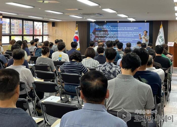 지역구는 옥외 광고 분야의 지역적 과제를 해결하기 위해 독특한 교육을 시행