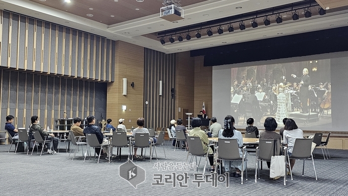 “영화관에서 철학하기”… 마포구, 도서관서 떠나는 인문학 세계사 여행