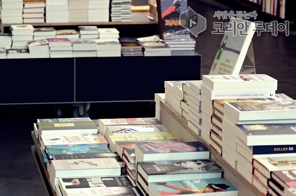 “서점이 왜 판매시설이 아니죠?”…장애인, 대형서점 ‘출입 불가’ 역차별 논란