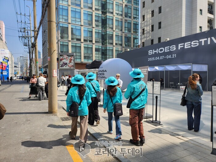 민트빛 전기자전거 타고 성수 골목 누비다