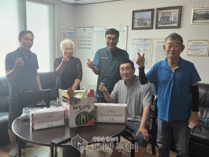 동두천시 상패동 사회단체, 경로당 11곳에 계절 과일·음료 전달