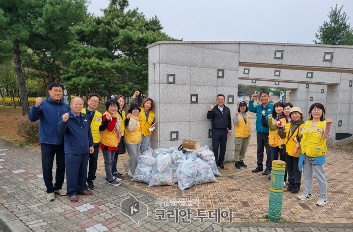 “우리 동네는 우리가 지킨다”…양주2동 적십자봉사회, 고읍문화공원 환경정화