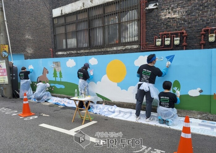 성동구 마장동, 낡은 담장에 새 숨결…‘벽화 그리기’로 마을에 온기 불어넣다