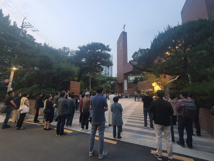 [포토뉴스] 성모성월 5월에 묵주기도 드리는  천주교 오금동성당  신자들!