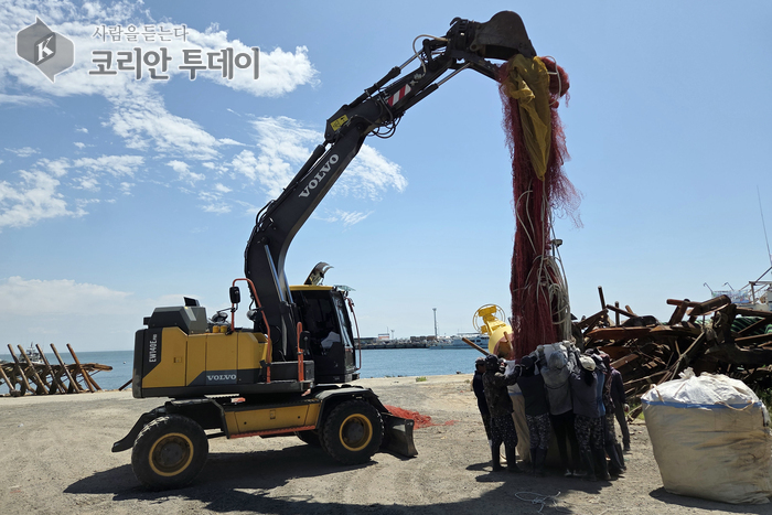 "무려 400톤 수거!" 대청면 어업인협회, 바다 살리기 위한 거대한 손길