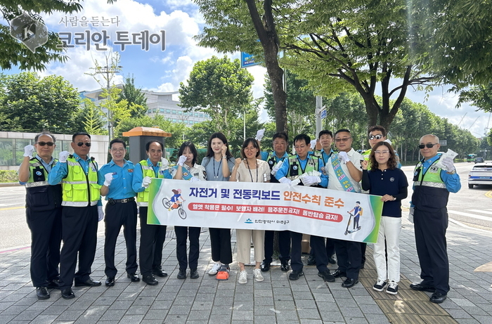 미추홀구, 전동킥보드·자전거 사고 예방 총력…인하대역서 교통안전 캠페인 전개