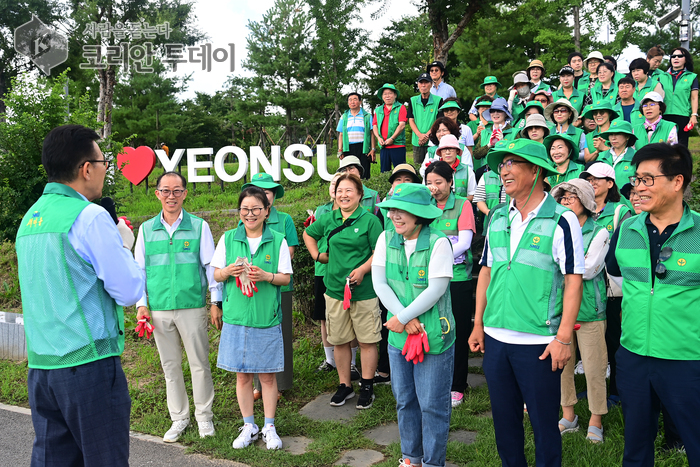 무더위 속 승기천에 생명력 심다…연수구 새마을회, ‘승기천 살리기’ 대대적 환경정화 실시