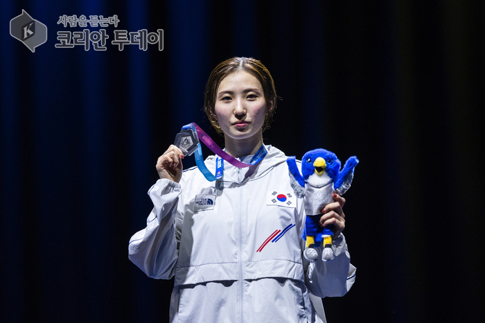 펜싱 유망주 모별이, 세계대학경기대회서 금빛 찌르기…단체전 금·개인전 은 획득