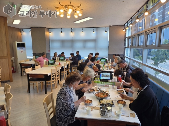 “물회 한 그릇에 담긴 따뜻한 나눔”…‘진짜물회’, 영종1동 어르신 194명에 시원한 한 끼 대접