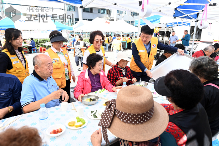 청천2동 적십자봉사회, 사랑의 떡국나눔 진행,  지역 어르신 200여 명 점심 대접