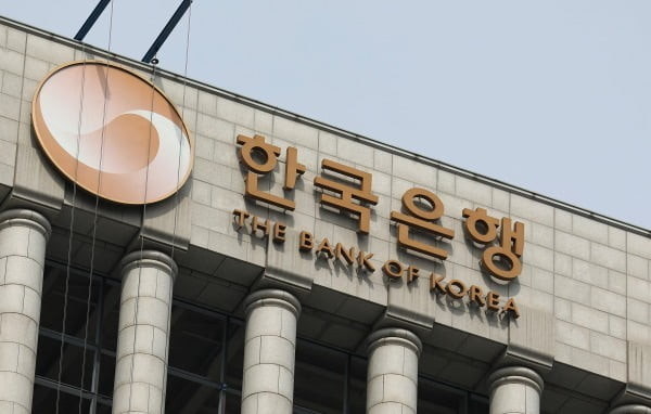 경제 성장률 전망치 상향 조정, 소비 심리 회복 기대
