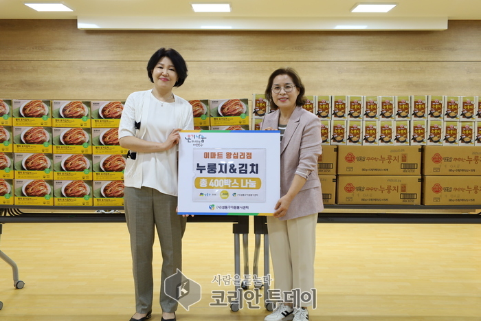 이마트 왕십리점, 응봉동에 사랑의 식료품 후원…“이웃을 위한 따뜻한 한 끼”
