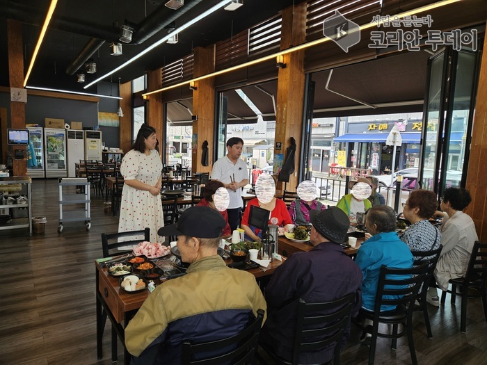 “따뜻한 한 끼의 온정”…동두천 송내동 ‘눈꽃냉삼 미성집’, 어르신들에 정성 담은 삼겹살 대접