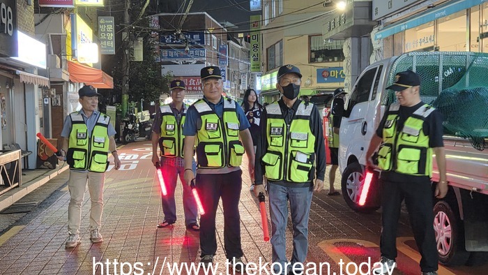 늦은 밤 어두운 골목을 지키는 사람들…오류2동 자율방범대에 박수를 보냅니다
