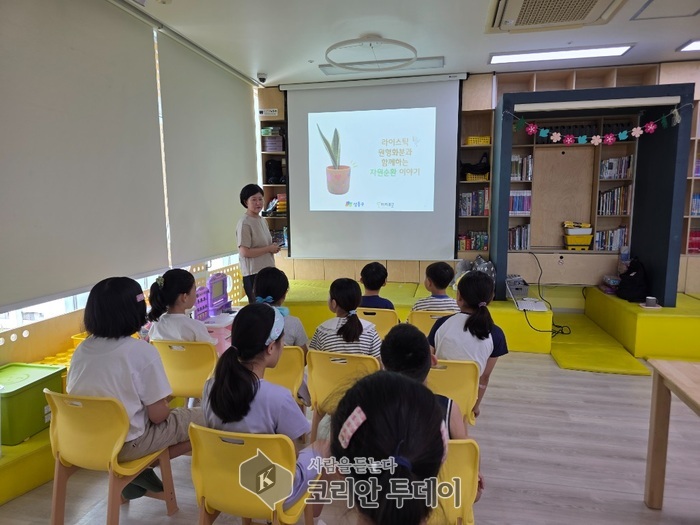 성동구, 방학 맞아 ‘찾아가는 ESG 실천 교육’… 쌀·플라스틱으로 화분 만들기