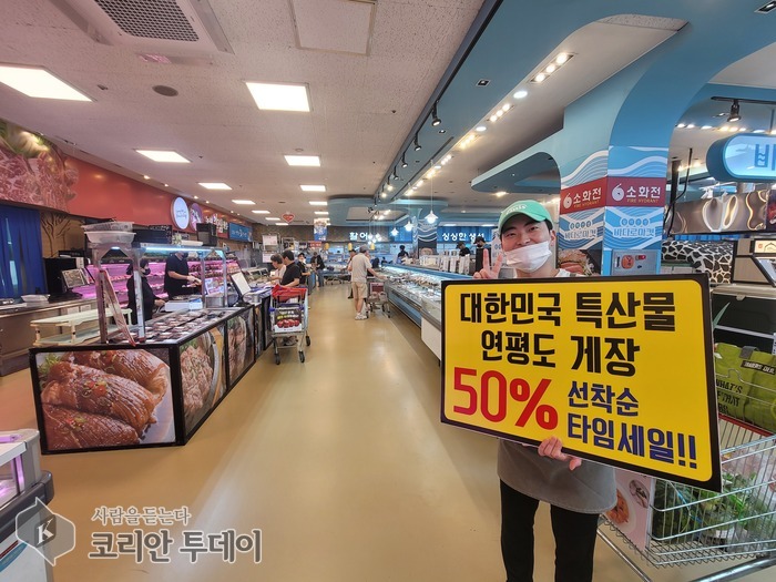 [포토뉴스]  농협 하나로마트 양재점  정육점 앞에서 수산물 할인 홍보판을 들고 영업중