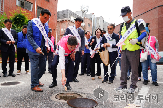 모기 유충 선제 구제로 감염병 차단…매월 ‘유충 구제의 날’ 운영, 종로구