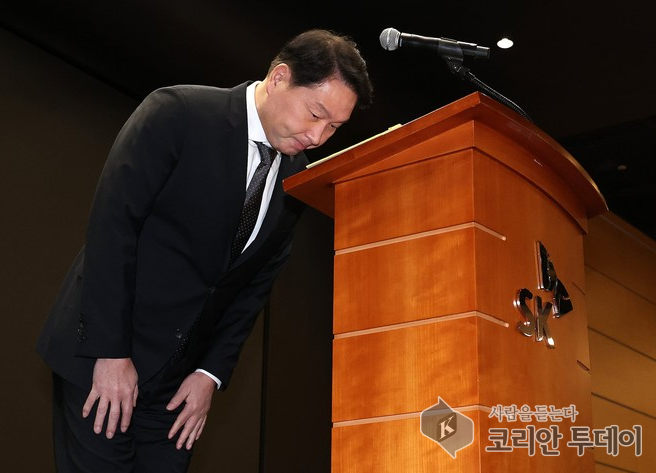 SKT 유심 해킹 사태, 최태원 회장 고개 숙여 사과…이사회, 위약금 면제 검토 중