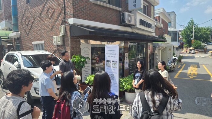 한양대 리빙랩과 연계해 지도·쿠폰·맛집 홍보·영문 안내물 등 현장 실험