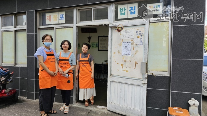 송도4동 통장자율회, 무료급식소 찾아 배식 봉사