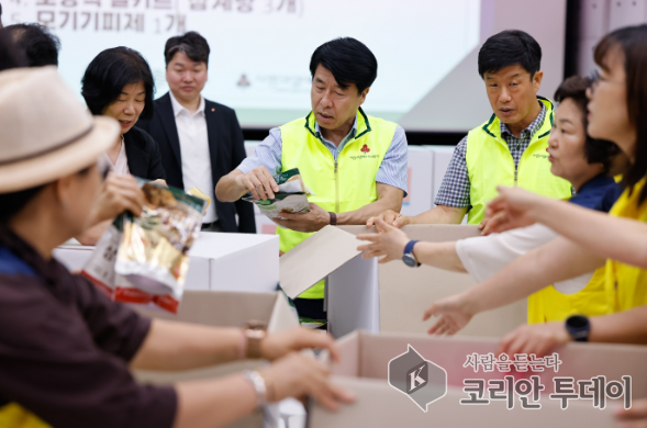 주민과 함께 저소득층에 ‘건강키트’… 무더위 속 따뜻한 손길, 송파구