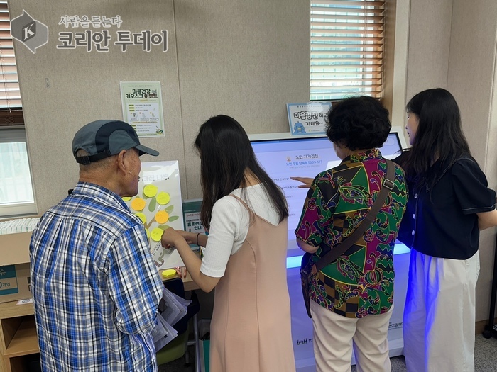 송도노인복지관에서 ‘마음건강 키오스크’ 체험 이벤트…자가검진 받고 커피 기프티콘도!