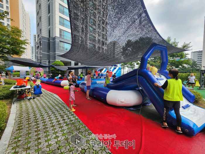 “아파트 안이 피서지로 변신!” — 성동구, 물놀이터·삼계탕 나눔으로 세대가 함께하는 여름축제