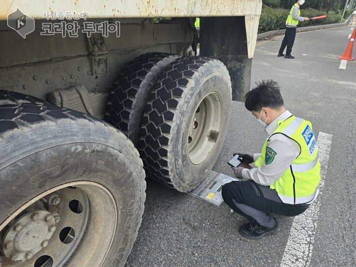 인천시, 항만 중심 과적 차량 합동단속 및 예방 캠페인 실시