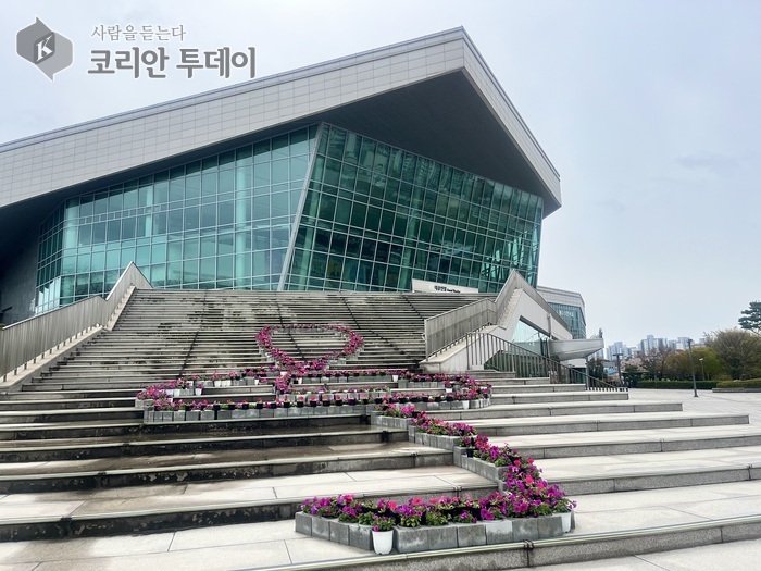 음표 따라 피어난 봄꽃, 예술이 된 순간