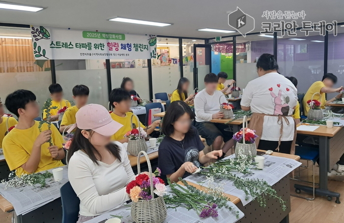 꽃바구니 만들며 배우는 생명 존중…미추홀구 청소년, 치유와 성장의 시간 가져