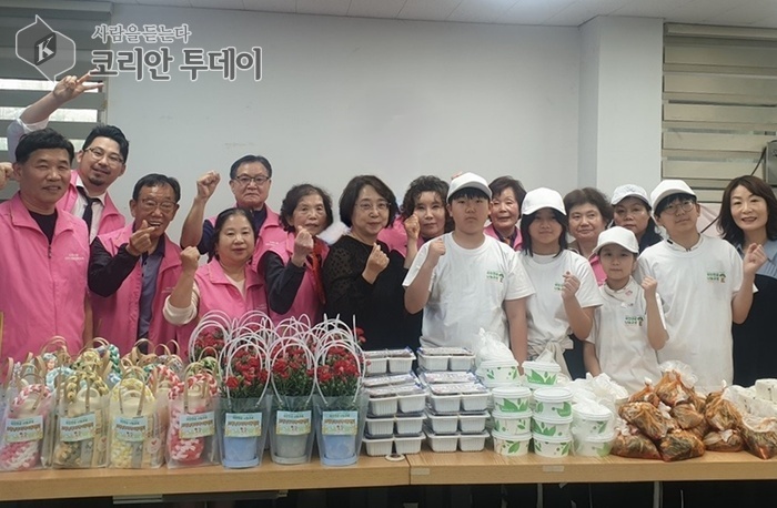 지역사회보장협의체와 아동센터가 어버이날 맞아 함께한 특별한 안부 전달 행사