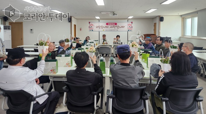 “존중과 감사의 마음, 작은 꽃 한 송이에 담아”…자활 어르신 위한 기념행사