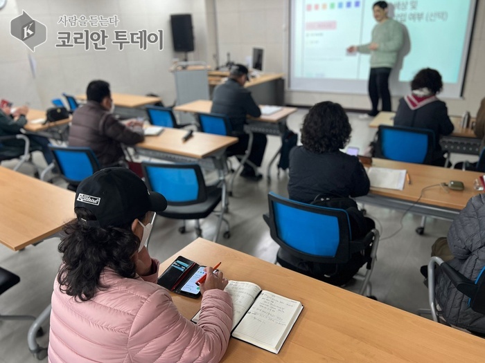 디지털 문해 강사 실습 나선 미추홀구 수료생들…“나만의 강의로 한 걸음 더”