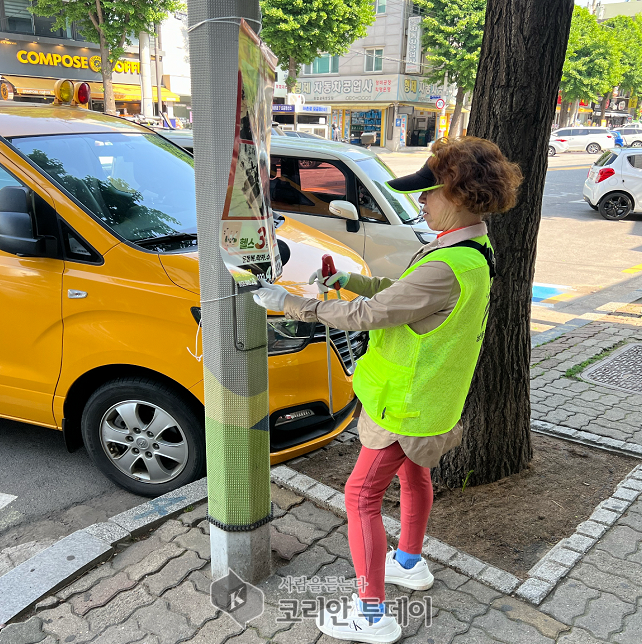 개학기 맞아 학교 주변 불법 광고물 일제 정비