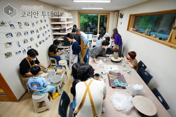 가족과 함께 도자기 꾸미기·흙놀이·마술공연까지… 오감으로 즐기는 특별한 하루