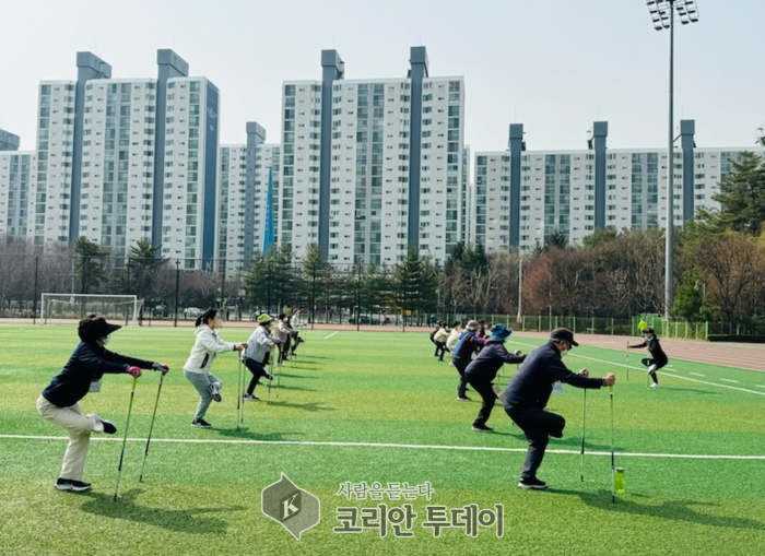 ‘노르딕 워킹 교실’ 운영… 스틱 들고 건강 걷기, 고양시