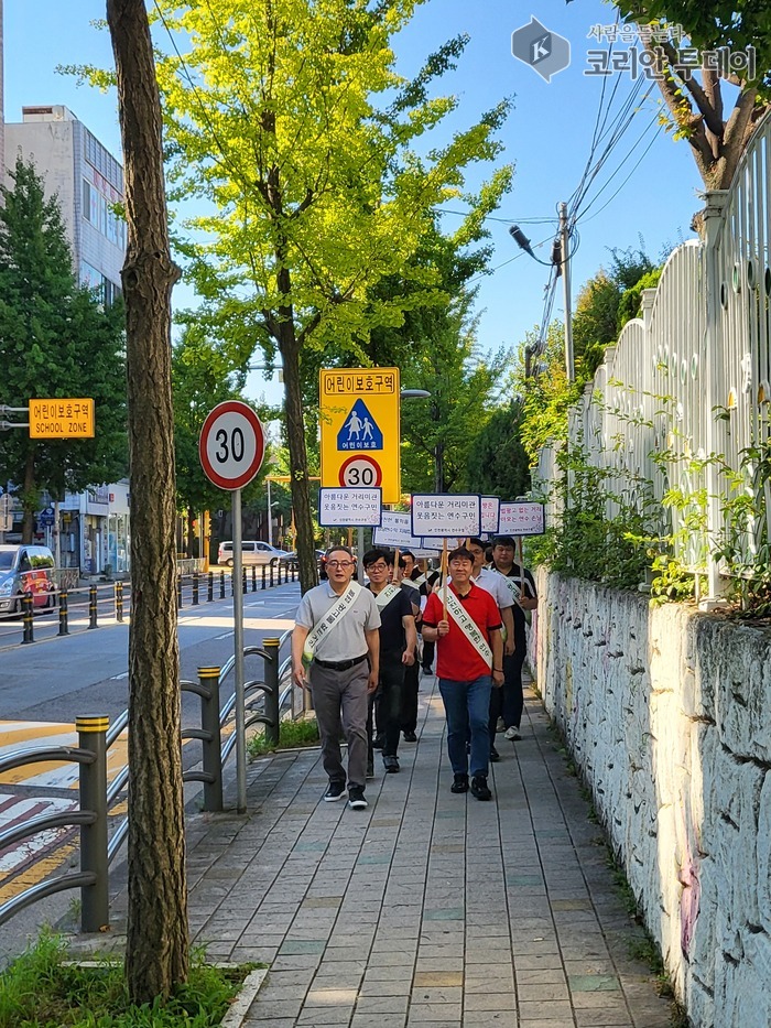 연수구, 개학기 맞아 선학초 일대서 ‘불법 광고물 근절 캠페인’