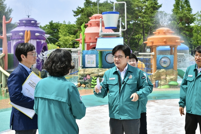 김포시, 걸포중앙공원 물놀이장 개장 앞두고 김병수 시장 직접 점검
